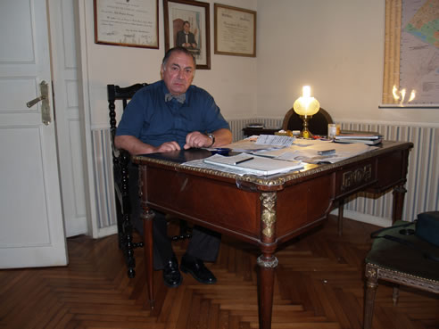 Julio Cruciani en su oficina