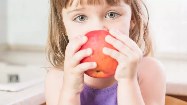 Chica comiendo una manzana