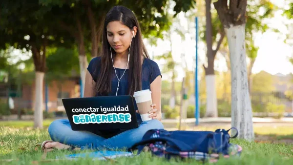 Joven con netbook de Conectar Igualdad Bonaerense