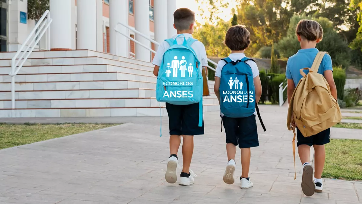 Niños de la ayuda escolar con mochilas de AUH y SUAF de Anses