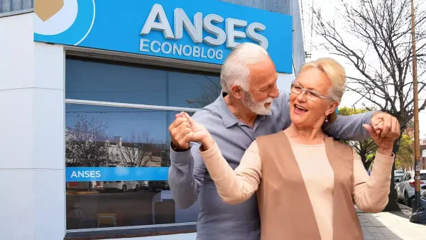 Jubilados y pensionados en oficina de Anses