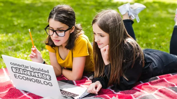 Estudiantes con computadora Conectar Igualdad Bonaerense