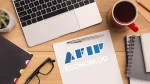 Carpeta en escritorio con logo de AFIP