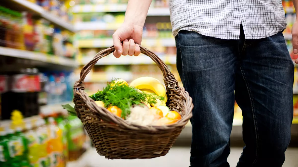 Canasta con alimentos en supermercado