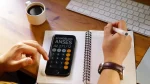 Cuaderno con una calcula con logo de Anses