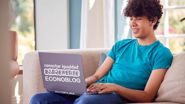 Joven con netbook del Programa Conectar Igualdad Bonaerense