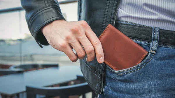 Guardando la billetera en el bolsillo