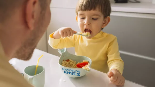 Nene comiendo en tazón de Anses por Tarjeta Alimentar