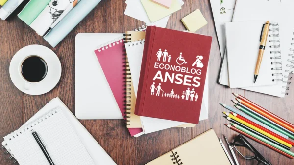 Cuaderno con logo de Anses, AUH, SUAF, PNC y jubilados