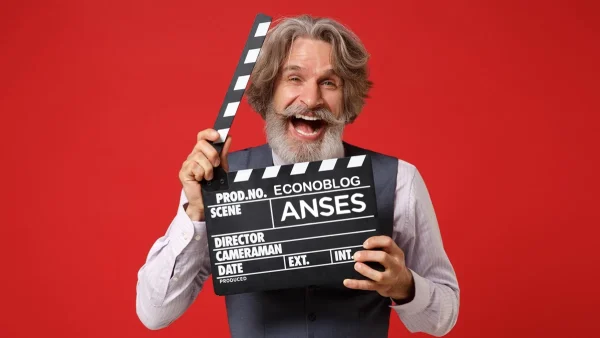 Actor con cartel de Anses