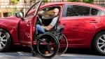 Persona con discapacidad subiendo a un auto