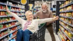 Jubilados de Anses en el supermercado