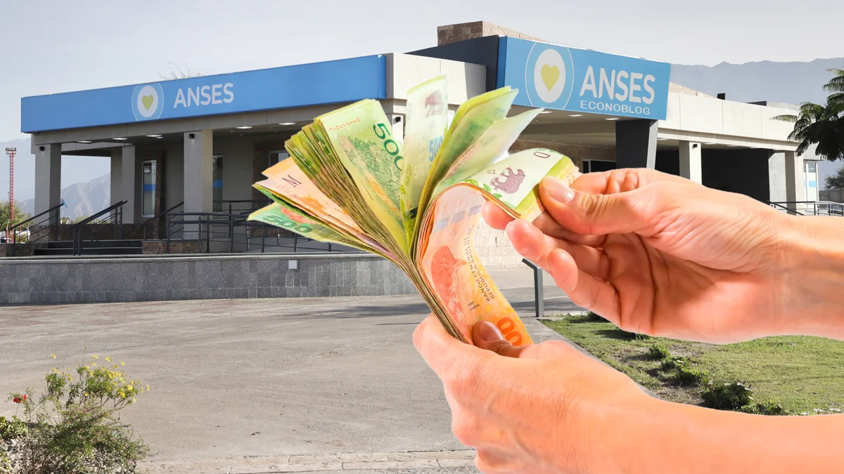 Pesos argentinos en oficina de Anses