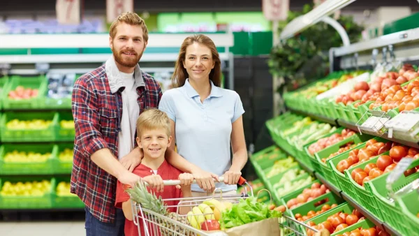 Familia comprando en supermercado