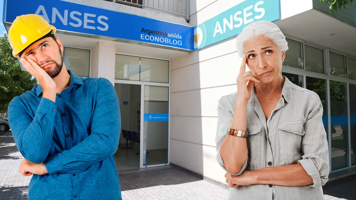 Trabajador y jubilada preocupados en oficina de Anses
