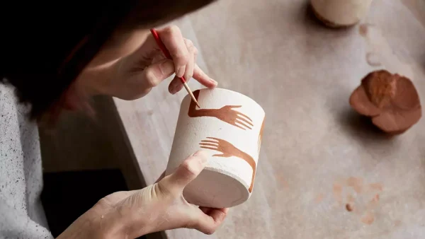 Monotributista promovido pintando cerámica