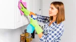 Empleada del servicio doméstico limpiando