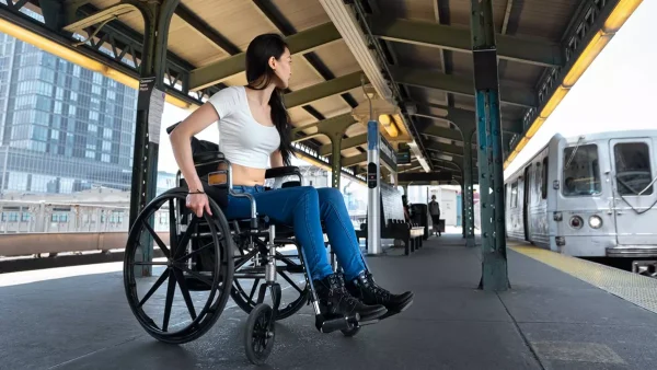 Persona con discapacidad en la estación