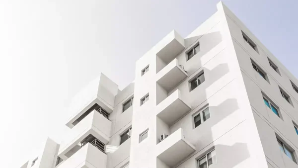 Edificio de color blanco con cielo