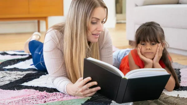Niñera leyendo un cuento a una niña