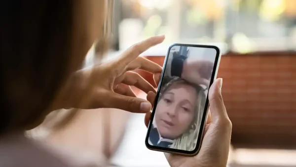 Mujer mirando a la planera viral en su celular