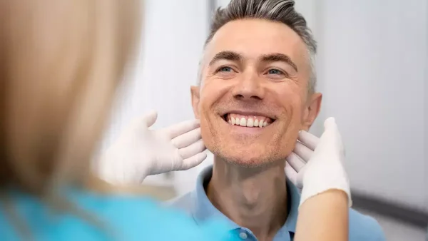 Entrega de prótesis dentales a un hombre