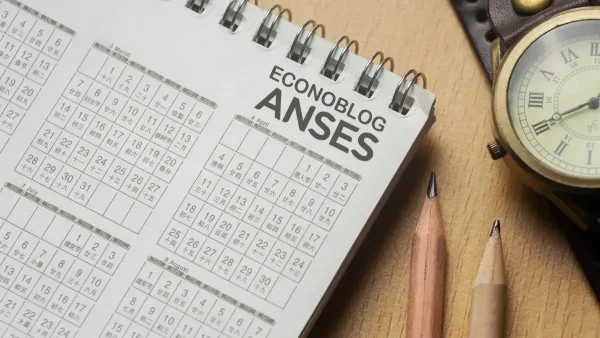 Calendario de la Anses con un reloj y lápices