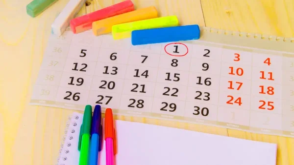 Calendario escolar con lapiceras