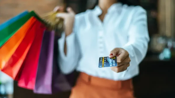 Mujer comprando con tarjeta de crédito
