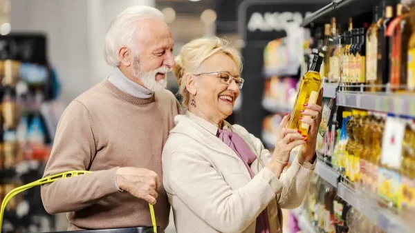 Jubilados comprando aceite en el supermercado