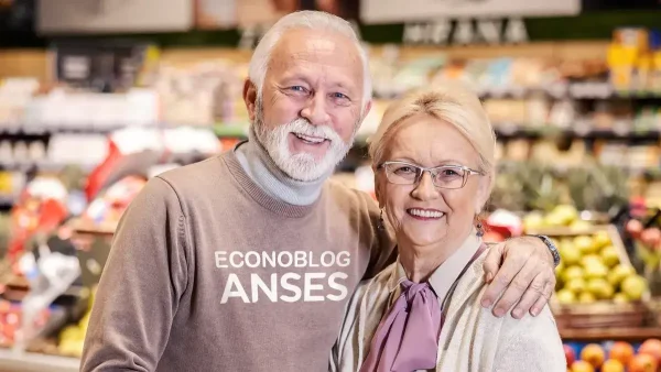 Jubilados de la Anses abrazados en el supermercado