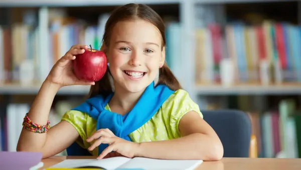Estudiante con una manzana en la mano