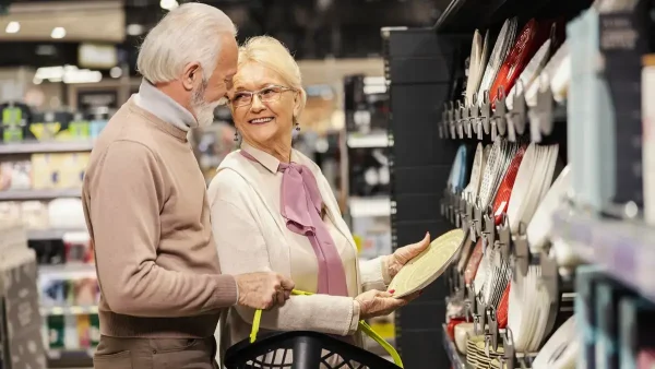 Jubilados comprando platos en el supermercado