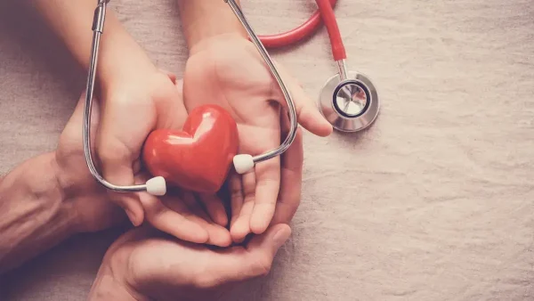 Médicos cuidando el corazón