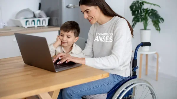 Beneficiaria de PNC con discapacidad de Anses en la computadora