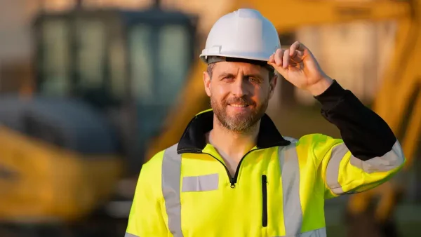 Trabajador sosteniendo su casco