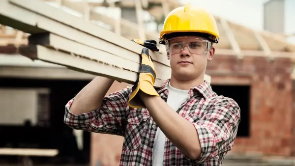 Trabajador de la construcción con maderas