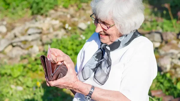 Jubilada con la billetera en la mano