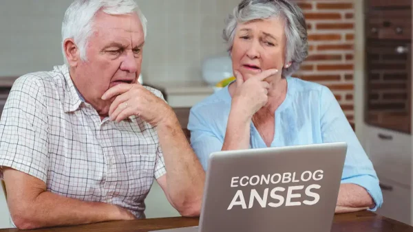 Jubilados pensando frente a computadora de Anses