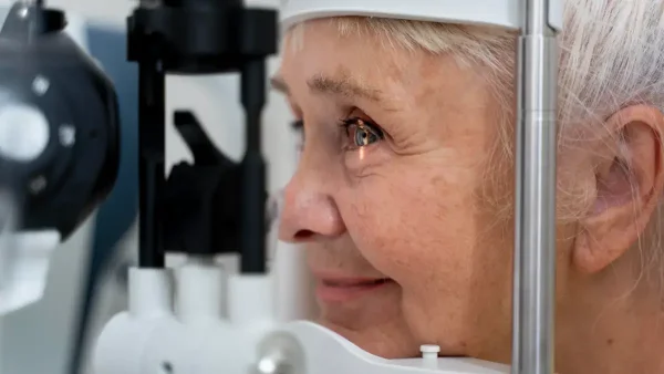 Jubilada siendo atendida en el oftalmólogo