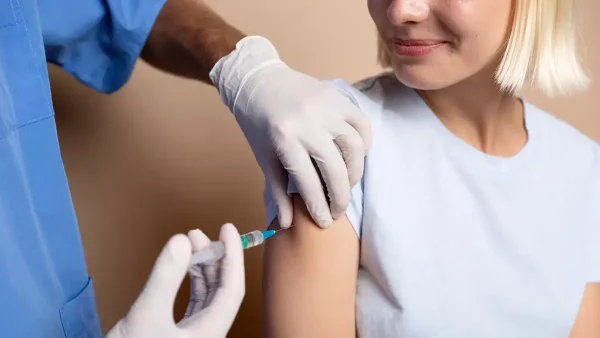 Vacunación a mujer