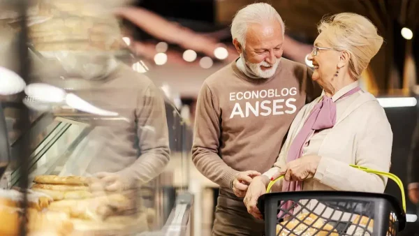 Jubilados de Anses comprando en el supermercado