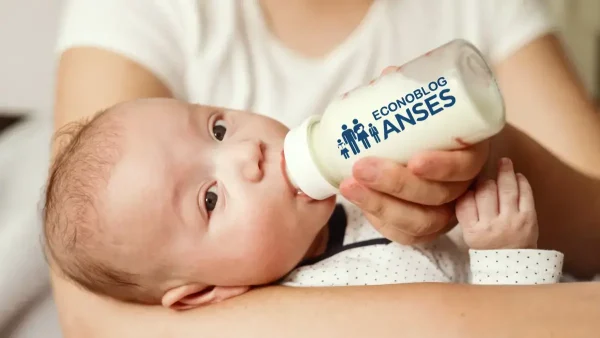 Bebé de la AUH tomando leche en mamadera de Anses