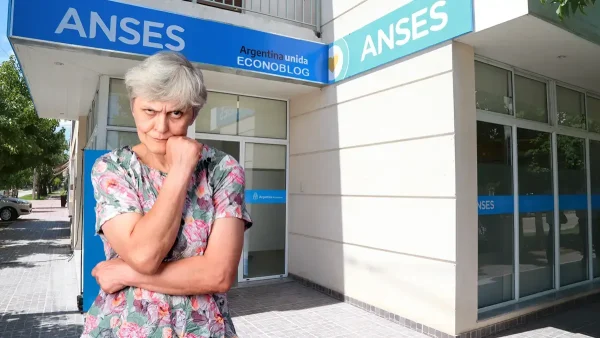 Jubilada enojada frente a la oficina de Anses
