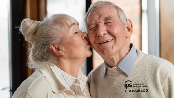 Jubilados del IPS besándose