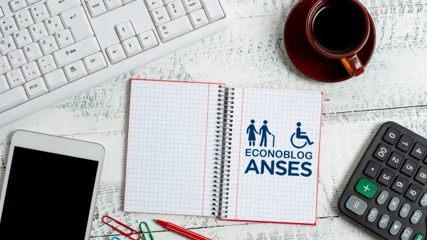 Cuaderno de la Anses con PNC y Jubilados en escritorio