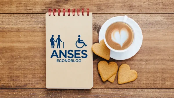 Anotador de Anses para jubilados y PNC con una taza de café