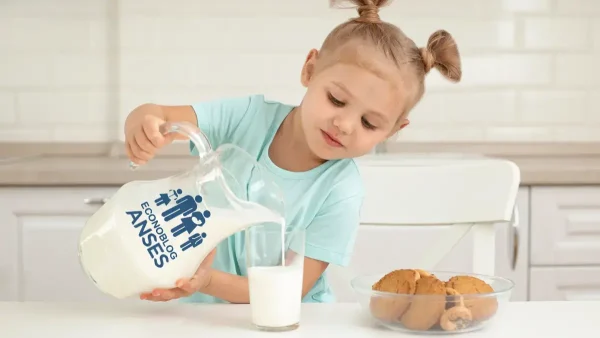 Beneficiaria de la AUH sirviendo leche