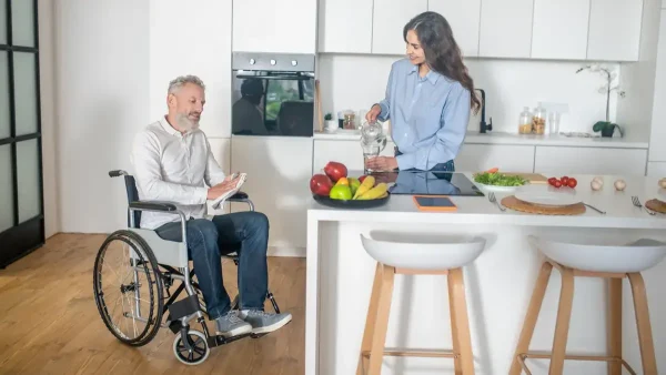 Persona con discapacidad en la cocina