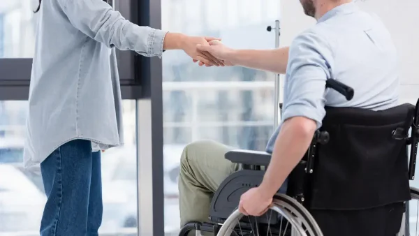 Persona con discapacidad dando la mano
